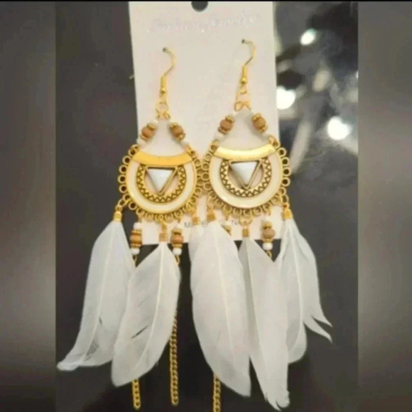 White Feather Fish Hook  Earrings with Chains NIP - Picture 4 of 4